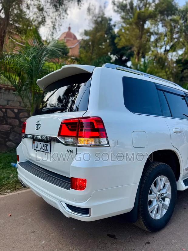Toyota Land Cruiser 2017 White