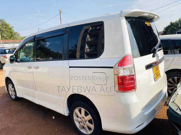 Toyota Noah 2.0 143hp AWD (8 Seater) 2010