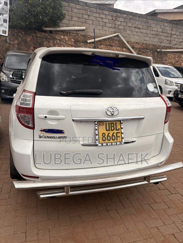 Toyota Vanguard 2010 White