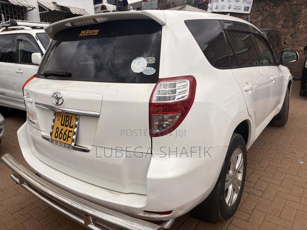 Toyota Vanguard 2010 White