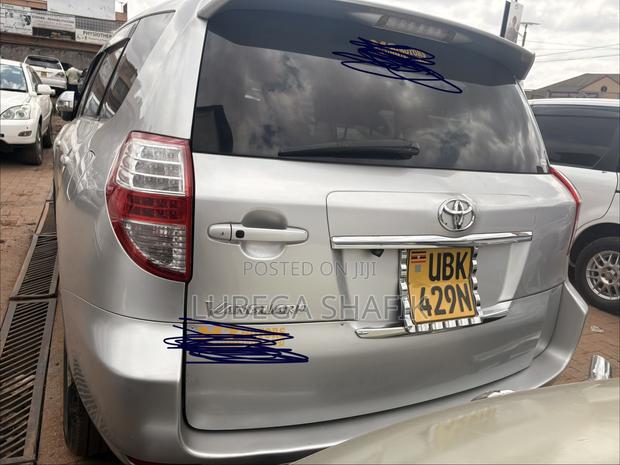 Toyota Vanguard 2010 Silver
