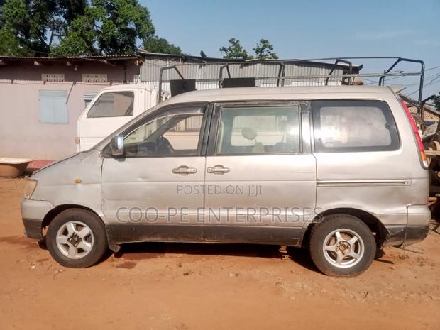 Toyota Noah 2.0 FWD (8 Seater) 2001 Gray