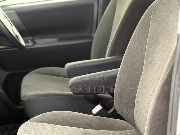 Toyota Noah 2.0 158hp AWD (8 Seater) 2012 Silver