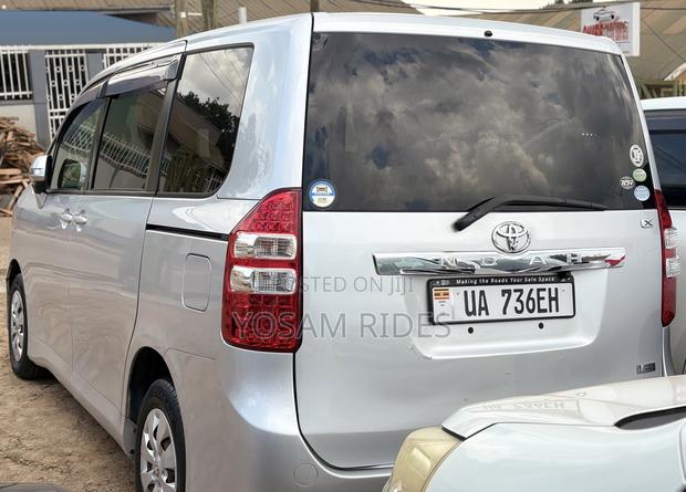 Toyota Noah 2.0 158hp AWD (8 Seater) 2012 Silver