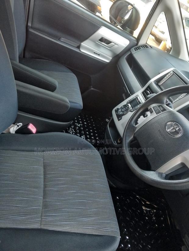 Toyota Noah 2.0 143hp FWD (7 Seater) 2010 Gray