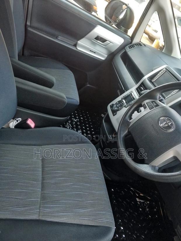 Toyota Noah 2.0 143hp FWD (7 Seater) 2010 Gray