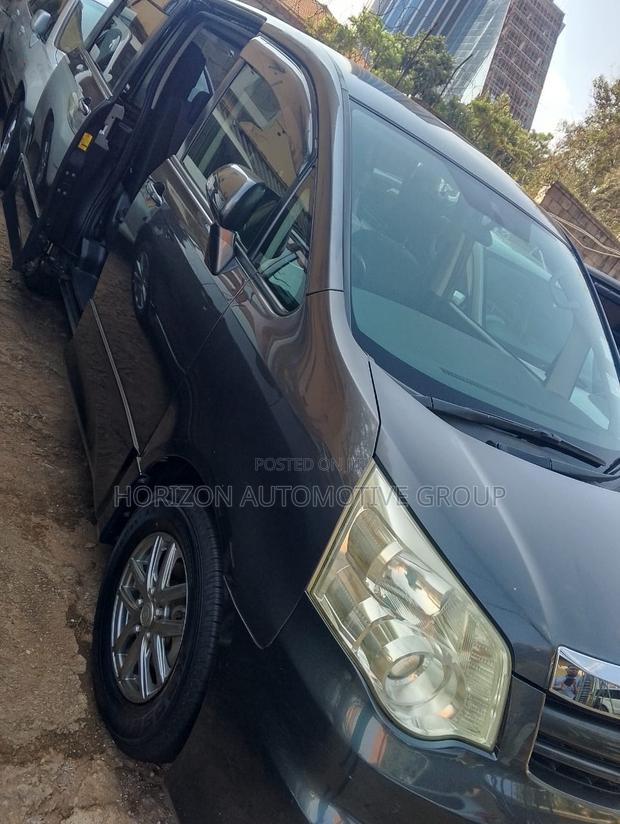 Toyota Noah 2.0 143hp FWD (7 Seater) 2010 Gray