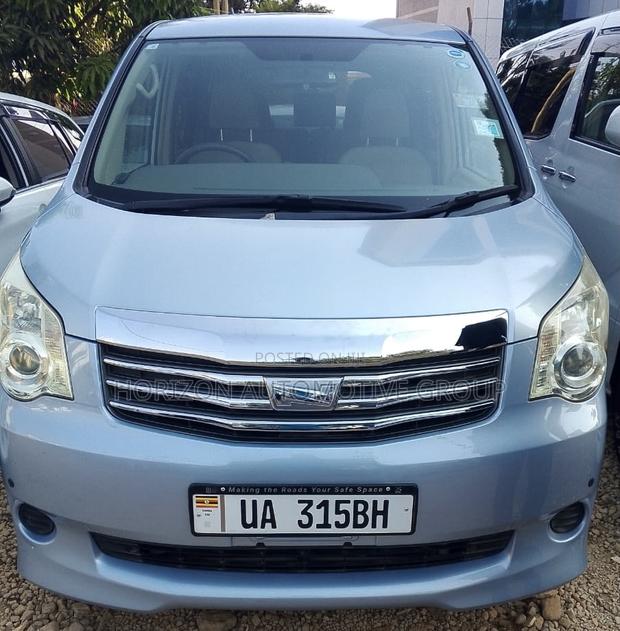 Toyota Noah 2.0 143hp FWD (8 Seater) 2010 Blue