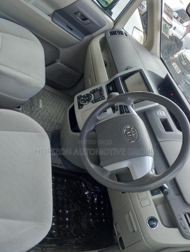 Toyota Noah 2.0 143hp FWD (8 Seater) 2010 Blue