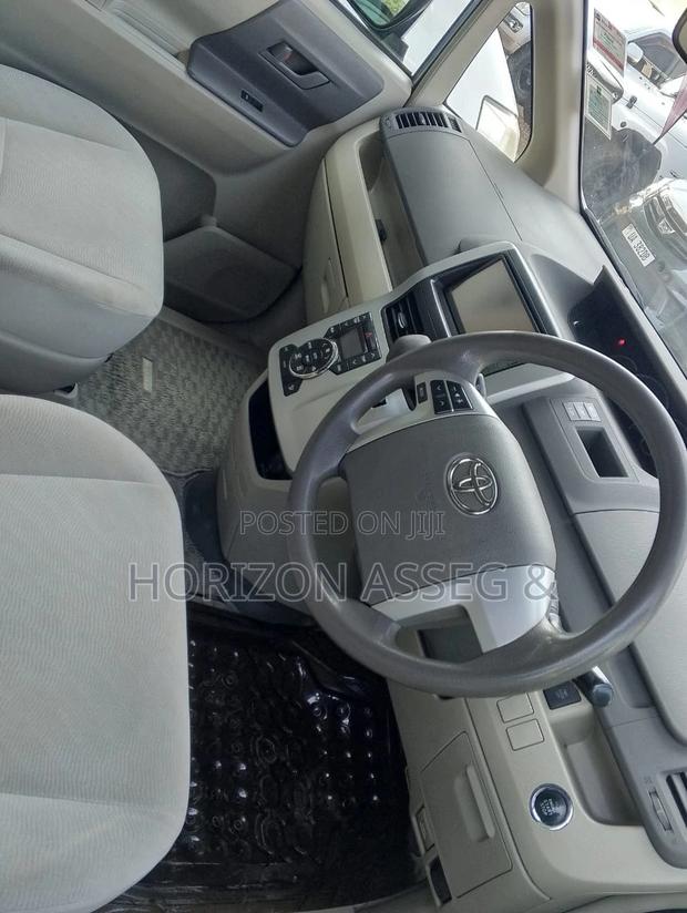 Toyota Noah 2.0 143hp FWD (8 Seater) 2010 Blue