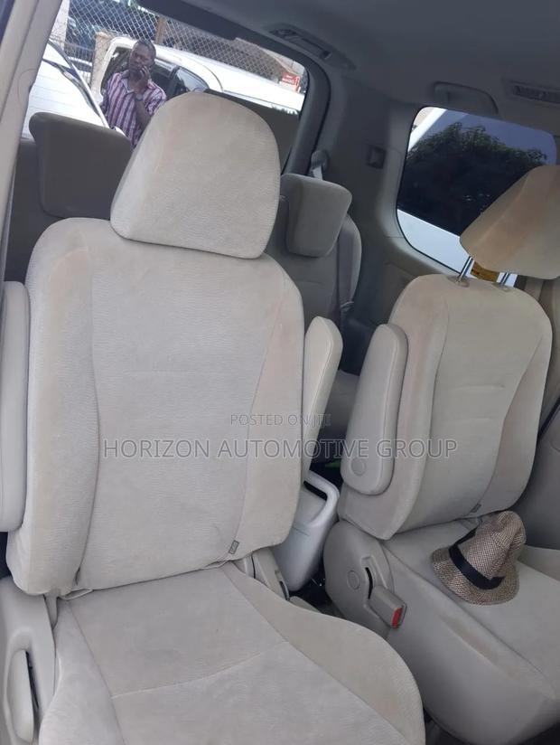Toyota Noah 2.0 143hp FWD (8 Seater) 2010 Blue