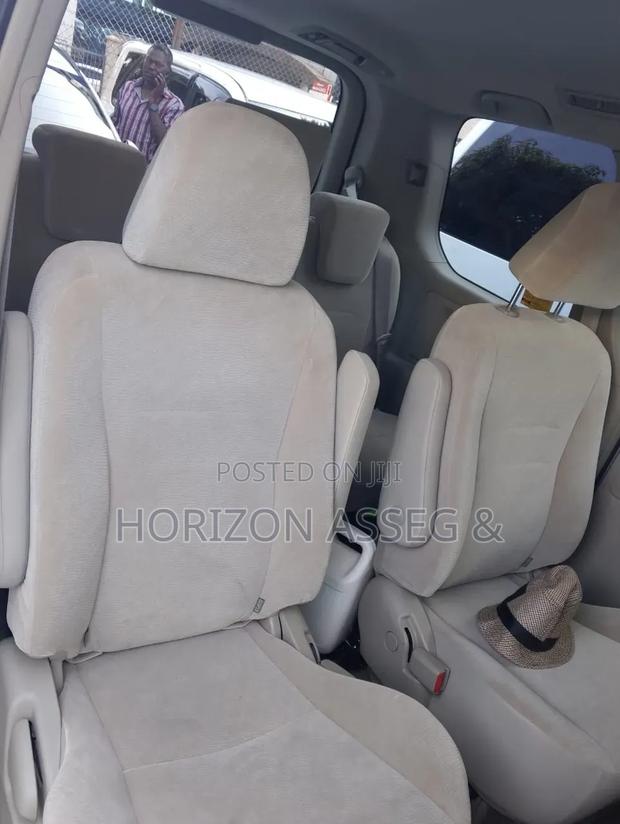 Toyota Noah 2.0 143hp FWD (8 Seater) 2010 Blue