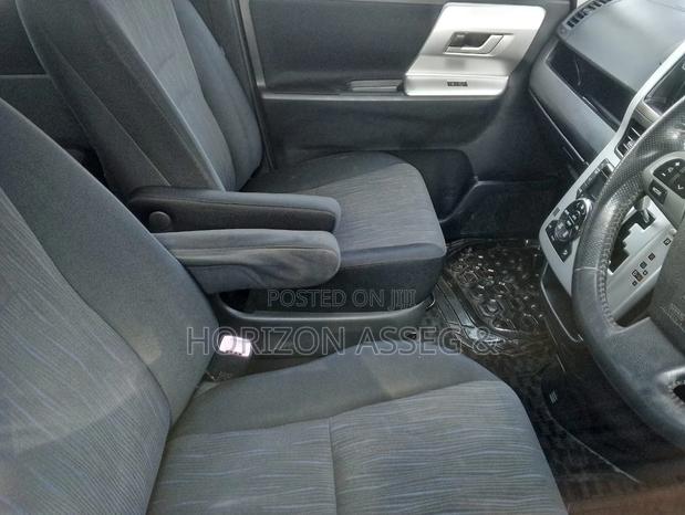 Toyota Noah 2.0 143hp AWD (8 Seater) 2010 Gray