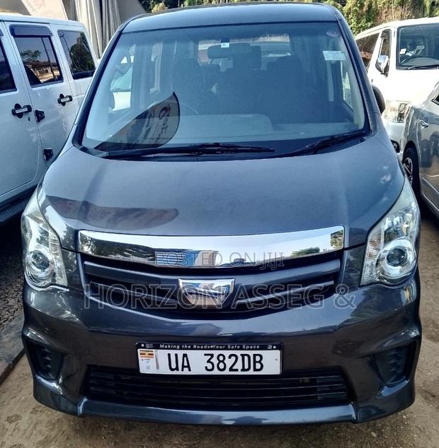 Toyota Noah 2.0 143hp AWD (8 Seater) 2010 Gray