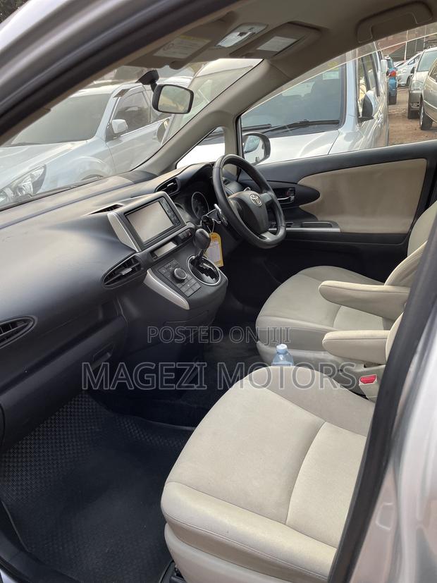 Toyota Wish 2010 Silver