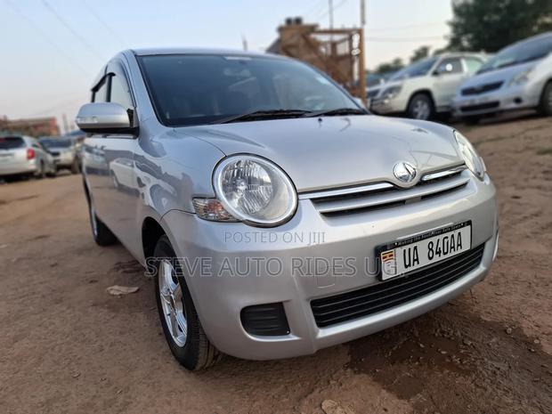 Toyota Sienta 2011 Silver