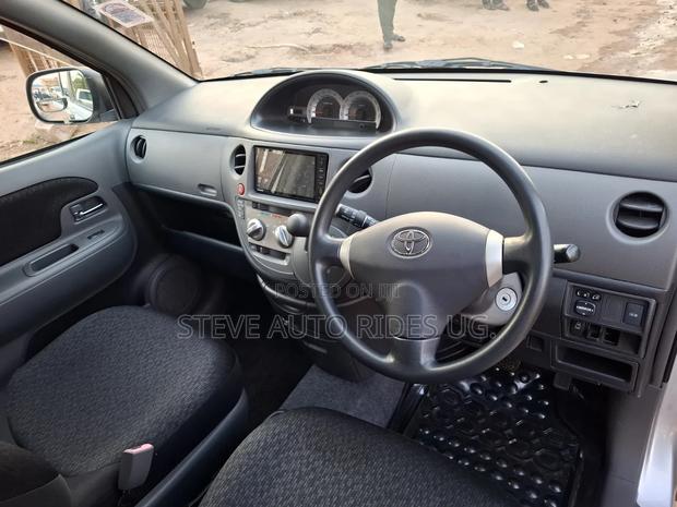 Toyota Sienta 2011 Silver