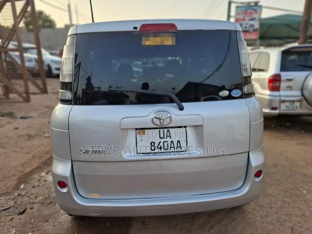 Toyota Sienta 2011 Silver