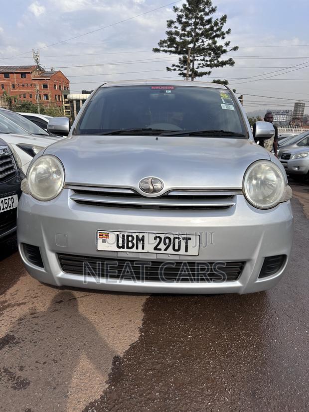 Toyota Sienta 2009 Gray