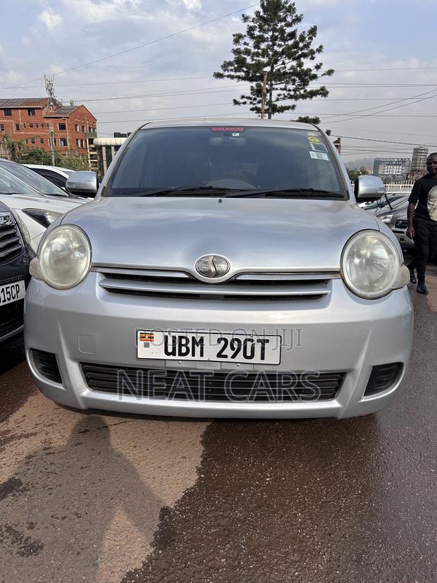 Toyota Sienta 2009 Gray