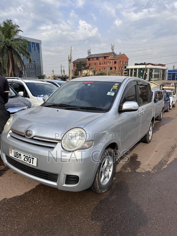 Toyota Sienta 2009 Gray
