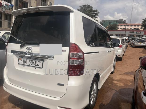 Toyota Noah 2.0 143hp FWD (8 Seater) 2013 White