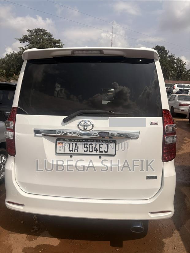 Toyota Noah 2.0 143hp FWD (8 Seater) 2013 White