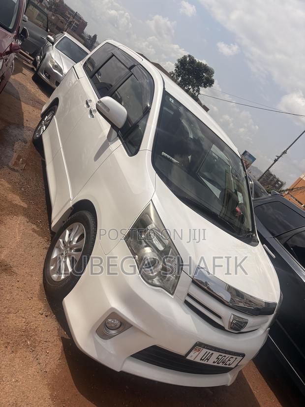 Toyota Noah 2.0 143hp FWD (8 Seater) 2013 White