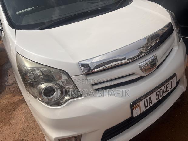 Toyota Noah 2.0 143hp FWD (8 Seater) 2013 White