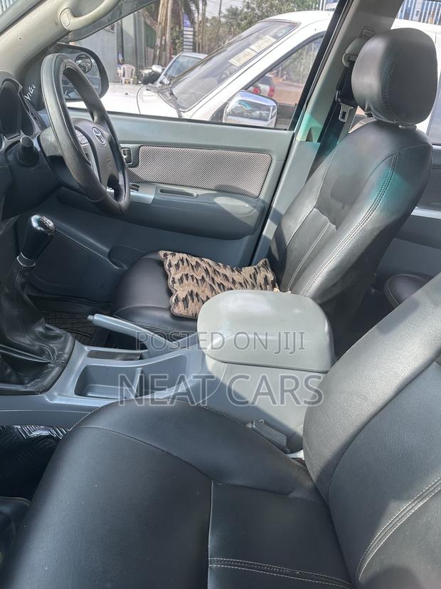 Toyota Hilux 2010 Gold