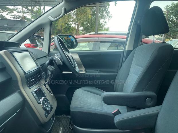 Toyota Noah 2.0 143hp FWD (7 Seater) 2011 Black