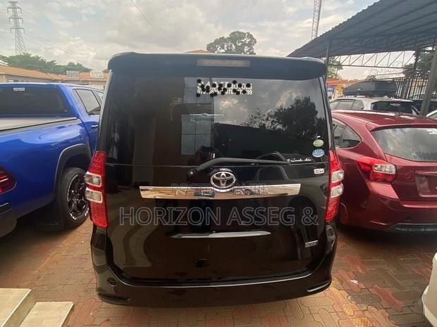 Toyota Noah 2.0 143hp FWD (7 Seater) 2011 Black