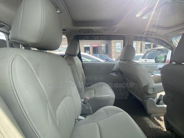 Toyota Noah 2.0 143hp FWD (7 Seater) 2011 Black