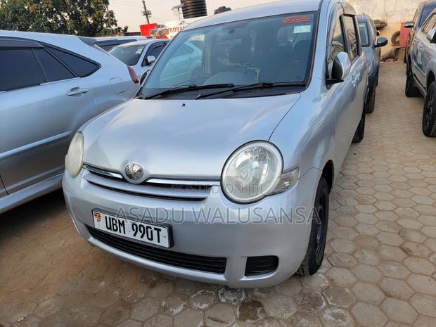 Toyota Sienta 2008 Gray