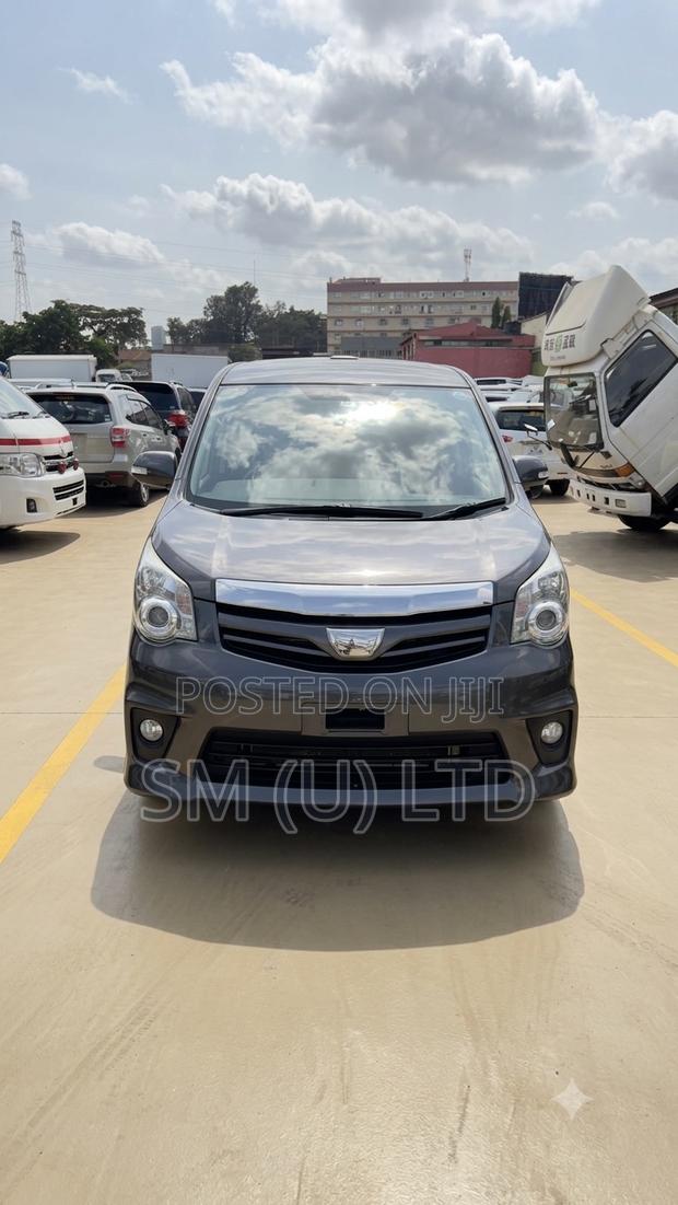 Toyota Noah 2013 Gray