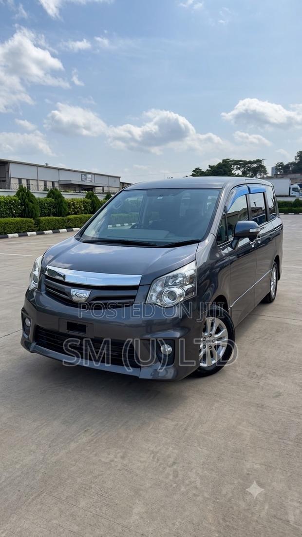 Toyota Noah 2013 Gray