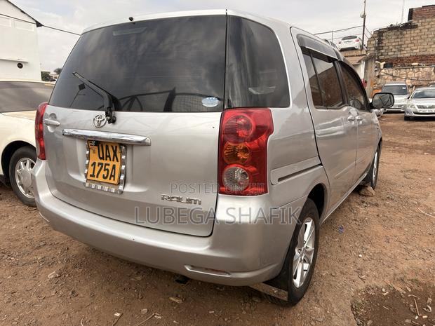 Toyota Raum 2006 Silver