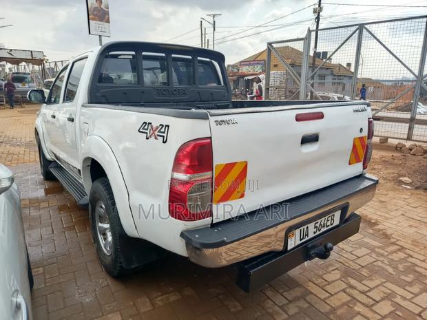 Toyota Hilux 2003 White