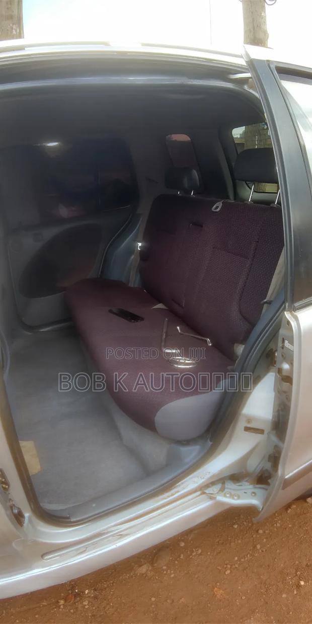 Toyota Raum 2000 Silver