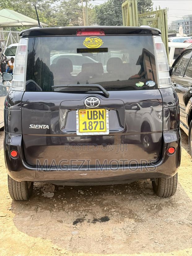 Toyota Sienta 2014 Maroon