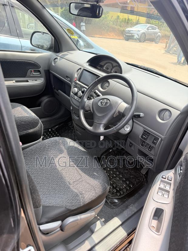 Toyota Sienta 2014 Maroon