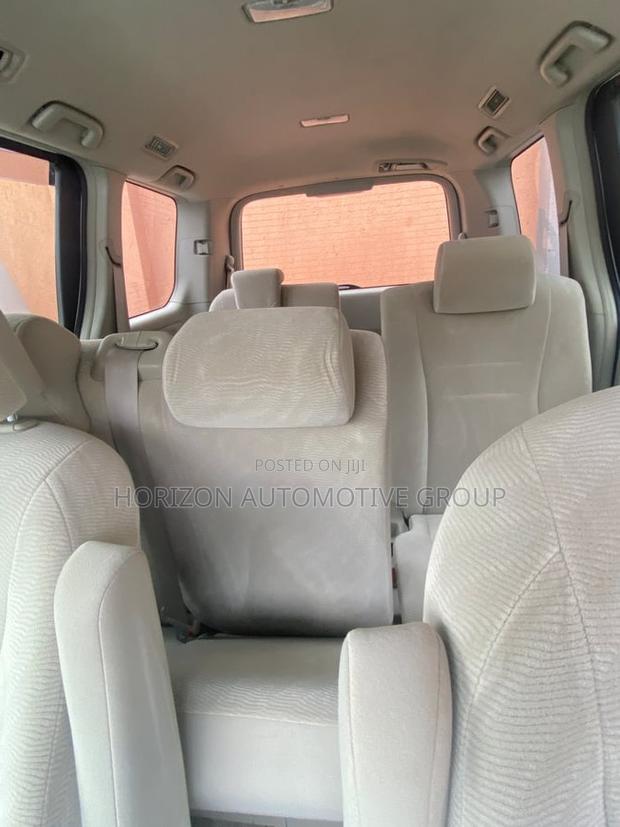 Toyota Noah 2.0 143hp AWD (8 Seater) 2011 White