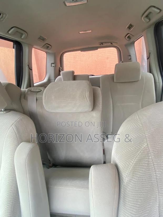 Toyota Noah 2.0 143hp AWD (8 Seater) 2011 White