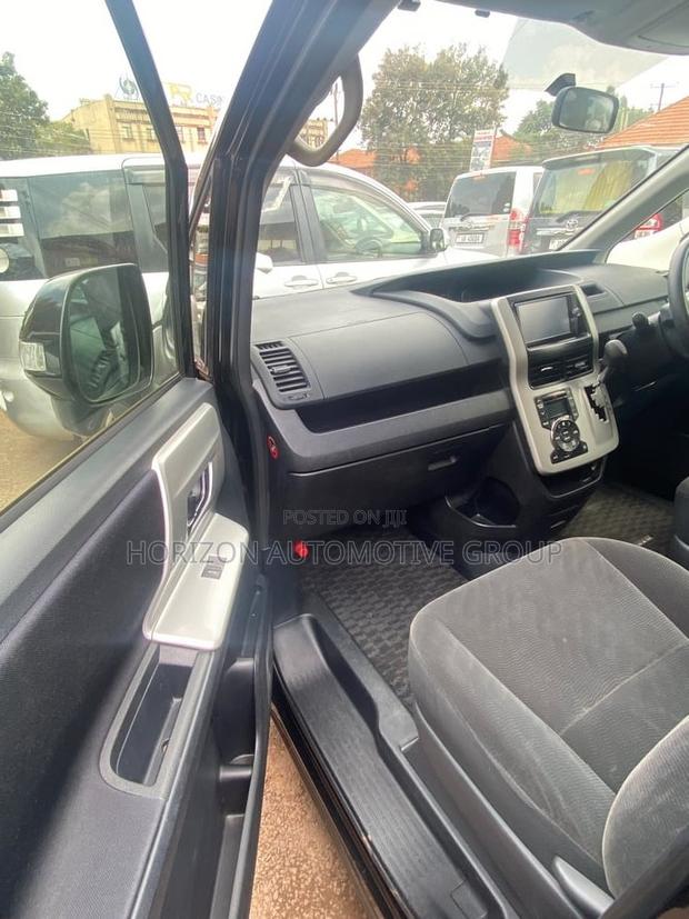 Toyota Noah 2.0 143hp AWD (8 Seater) 2012 Black
