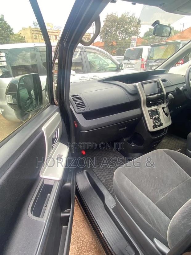 Toyota Noah 2.0 143hp AWD (8 Seater) 2012 Black