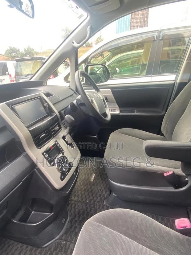 Toyota Noah 2.0 143hp AWD (8 Seater) 2012 Black