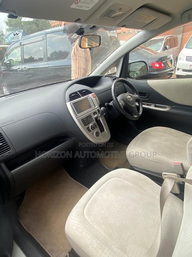 Toyota Ractis 1.3 FWD 2010 White