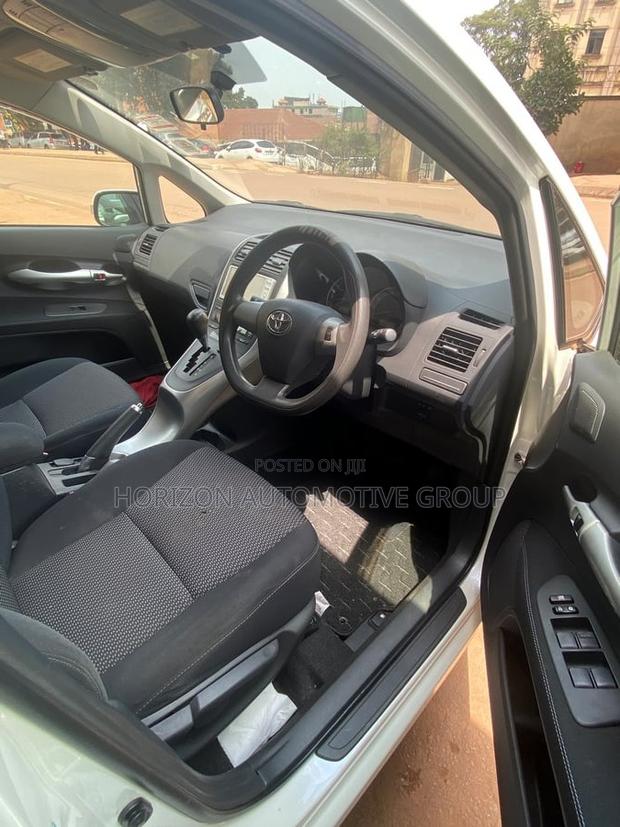 Toyota Auris 2011 White