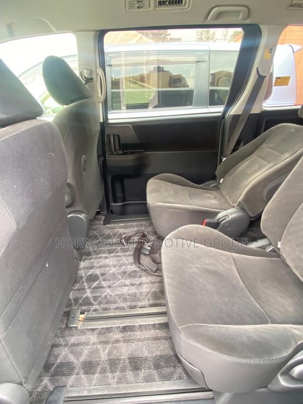 Toyota Noah 2.0 143hp AWD (8 Seater) 2012 Silver