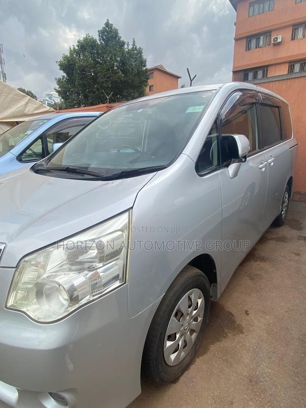 Toyota Noah 2.0 143hp AWD (8 Seater) 2012 Silver